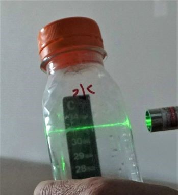 水瓶 放入一點煙 壓縮後 有明顯乳光-縮